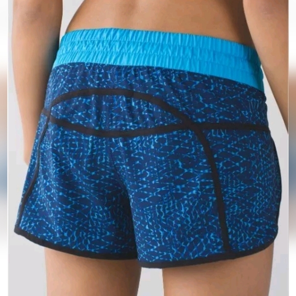 Lululemon Tracker Shorts III “4" In Samba Snake Kayak Blue Hero Size 6 - Picture 2 of 9